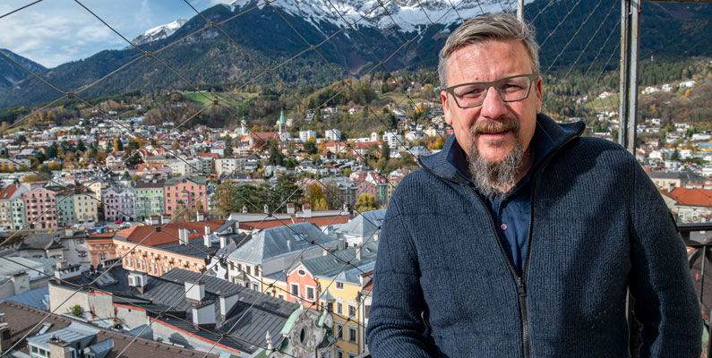 Ein Blick auf Innsbruck: Bernhard Großruck grüßt vom Stadtturm