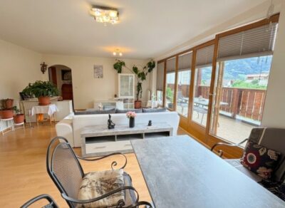 Ampio appartamento con 4 locali, balcone panoramico, stufa in maiolica e garage a Kaltenbach, 6272 Kaltenbach, Appartamento