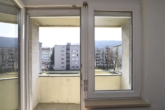 Küche mit Ausgang zur sonnigen Süd-Loggia - 3-Zimmer-Wohnung Innsbruck nahe Klinik, Uni, Fa MED-EL, Einkaufszentrum WEST, HTL für Bau und Kunst, nebst Kindergarten