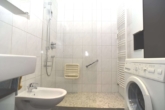 Bad mit bodenbündiger Dusche - 3-Zimmer-Wohnung Innsbruck nahe Klinik, Uni, Fa MED-EL, Einkaufszentrum WEST, HTL für Bau und Kunst, nebst Kindergarten