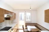 Südorientierte Küche mit Eck-Sitzgelegenheit - 3-Zimmer-Wohnung Innsbruck nahe Klinik, Uni, Fa MED-EL, Einkaufszentrum WEST, HTL für Bau und Kunst, nebst Kindergarten