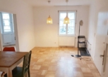 Wohnzimmer - Historic Old Town Flair in Sailergasse – 4 Rooms, Bay Window, Balcony & Spacious Attic Storage